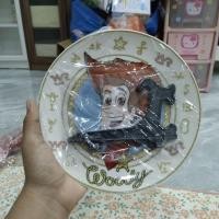 ราคา จานกระเบื้อง Woody's Roundup จากภาพยนตร์เรื่อง Toy Story 2 ซึ่งผลิตโดยบริษัท SEGA (53850961793)