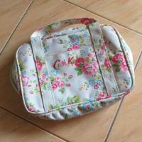 ราคา กระเป๋า ใส่เครื่องสำอางค์ Cath Kidston 70 บาท (2375055837)