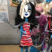 ราคา Monster High หน้าชัด อุปกรณ์ตามภาพ พร้อมรองเท้าตรงรุ่น ไม่รวมสแตน ไม่เอาหางลด 50 บาท ผมหนาสวย ตัวเปล่า ไม่รวมหาง 300 บาท (1560140129)