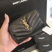 ราคา Ysl Card holder ปี 24 รับผ่อน หนังแข็งฝาไม่หัก สแตมป์ชัด ภายในสะอาดอุปกรณ์ full set no rec. 10900.- (55855902888)
