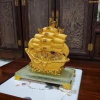 ราคา เรือสำเภา เสริมการค้า ขนสมบัติทองพ่น งานพ่นทรายทอง ฐานแก้ว สูง 7 นิ้ว (7903169362)