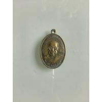 ราคา NO.0027 หลวงพ่อแช่ม วัดฉลอง จังหวัดภูเก็ต พ.ศ.2497 พิมพ์เส้นคอใหญ่ บล๊อกจม เนื้อทองแดง ขนาด 2x3.1 เซนติเมตร (41929449213)