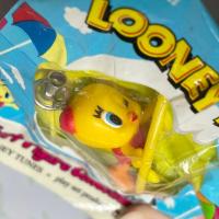 ราคา แท้‼️ พวงกุญแจ นกน้อยทวิตตี้ Tweety Looney Tunes Surf Figure Collection (25104717540)
