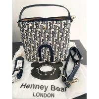 ราคา ใหม่มือ1 ส่งต่อกระเป๋าแบรนด์ Henney bear bucket bag (51308027198)