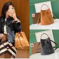 ราคา กระเป๋าหนังลูกวัว เบอร์เบอร์รี่ ใหม่ มาพร้อมลายเซ็นเฉพาะของ Thomas Burberry สำหรับสะพายหรือถือ (53657984416)