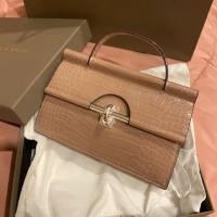 ราคา กระเป๋า charles&keith *ของแท้* มีกล่องและถุงให้ มีสายสะพายยาวให้ (7833242170)