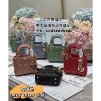 ราคา กระเป๋า Dior Lady Mini หนังแท้ ออกแบบมาเพื่อความสะดวกในการพกพาและสวมใส่ได้อย่างคล่องตัว สำหรับผู้หญิง (48308322618)