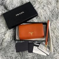 ราคา Pre-loved!! กระเป๋าสตางค์ Prada แท้ 100% (40907549495)