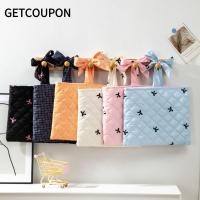ราคา กระเป๋าแต่งหน้า GETCOUPON, กระเป๋าเครื่องสําอางลายดอกไม้ผูกโบว์แบบมีเชือกรูด, กระเป๋าเดินทางผ้านวมความจุขนาดใหญ่อเนกประสงค์ (49058261102)