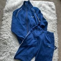 ราคา ชุดเสื้อกางเกงเซ็ท adidas สีกรมเข้ม ป้ายติดไซต์ s วินเทจ ของแท้10000% หายากมาก (43553656642)