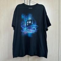 ราคา เสื้อ doctor who แท้ เสื้อหนัง ซีรีย์ ลายตู้โทรศัพท์ Police Public Call Box มือสอง Size XL (24373826485)