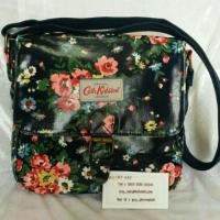 ราคา กระเป๋าสะพาย Cath Kidston Mini Satchel สีน้ำเงินกรมท่า ลายดอกไม้ ของแท้ (5270084)