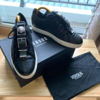 ราคา รองเท้าสนีกเกอร์หนังสีดำ ประดับเข็มขัดโลหะรูปสิงโต ยี่ห้อ VERSUS VERSACE เบอร์43 (2614799466)