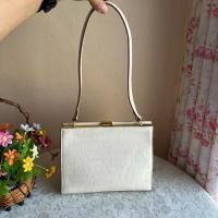 ราคา Fashion คล้องไหล่ งานหนังแท้ปั๊มลายจระเข้ สภาพดีสวยใหม่ซับในสะอาด มี 1 ช่องซิป 1 ช่องเสียบ ขนาด 9x2.5x7 นิ้ว 550 บาท (26978095242)