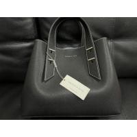 ราคา Charles & Keith แท้​ กระเป๋า​สะพาย​ สีดำ (22882014730)