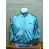 ราคา Adidas แจ็คเก็ตวอร์มสีฟ้า รุ่นเทปแขนโลโก้ กระเป๋าข้างมีซิป ซิปโลโก้ adidas งานแท้จากป้าย(มือสอง) อก40-42 (51504297877)