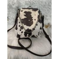ราคา กระเป๋าสะพาย Chico ลายวัวสีขาว-ดำ ขนสัมผัสนุ่มฟูดูแพงมาก มาพร้อมดีไซน์ปากกระเป๋าไตล์วินเทจ งานตู้ญี่ปุ่นมือสอง (43428581023)