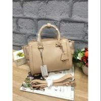 ราคา สินค้า Outlet CHARLES & KEITH TRAPEZE BAG (670943519)