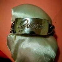 ราคา นาฬิกา Guess สภาพดีของแท้100% หน้าปัดมีฝาปิด ประดับ cystal คำว่า Guess สายโซ่ใส่เป็นเครื่องประดับได้ (649813122)