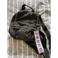 ราคา ของแท้ กระเป๋าสะพาย mini bag Adidas สีดำ มือสอง (10450192128)