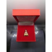 ราคา สมเด็จพระพุฒาจารย์ โต ลอยองค์ เนื้อเงินสามกษัตริย์ อนุสรณ์ ๑๒๘ ปี วัดเกศไชโย สมเด็จพระสังฆราช อธิษฐานจิต ปี2543 กล่อง... (24364427087)