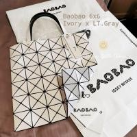 ราคา (used like new) แท้ Baobao by ISSEY MIYAKE 6x6 Lucent W color 2 tone สี Ivory x Lt.gray จากช็อปไทย ปี 2019 (6856013336)