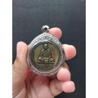 ราคา เหรียญรุ่นแรก หลวงปู่ชอบ ฐานสโม เนื้อทองฝาบาตร วัดป่าสัมมานุสรณ์ จ.เลย ปี 2514 (8799303207)