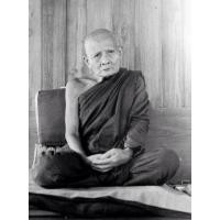 ราคา พระบาทสมเด็จพระเจ้าอยู่หัว ทรงพระราชศรัทธาให้สร้าง เหรียญยืนหลังพระปรมาภิไธย ภ.ป.ร. หลวงปู่แหวน วัดดอยแม่ปั๋ง ปี 2519 (55306032089)