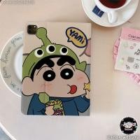 ราคา CODที่ไทย เคสสำหรับไอแพด การ์ตูนชินชายตลก กีนขนม เคสช่องใส่ปากกา for iPad Mini7/6/5/4 Gen11/10/9/8 Air5/4/3/2/1 Pro11/13 (54753820514)