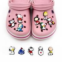 ราคา ที่ขายดีที่สุด 1 ชิ้น Snoopy การ์ตูน DIY Clogs อุปกรณ์รองเท้าเหมาะสําหรับ Sandal Pin รองเท้าแตะตกแต่งของขวัญเด็ก (44650303418)
