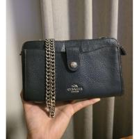 ราคา กระเป๋ามือสอง coach แท้100% ทูโทน สีกรมเขียว แทร็คแท้เดิมๆสายเดิมอะไหล่สวย ครอสน่ารักน่าใช้ ตำหนิขอบยาแนวนิดนุงตามรูปค่า (47751143117)