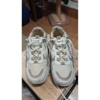 ราคา รองเท้าผ้าใบผู้หญิงสีขาวครีมทรงแฟชั่นดีไซน์สปอร์ตเน้นความระบายอากาศได้ดี ไม่มีขาดนะครับ ทรงสวย งานมือสองจากญี่ปุ่น (55806236578)