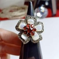 ราคา แหวนดอกไม้โกเมนล้อมเปลือกหอยมุก (5131681587)