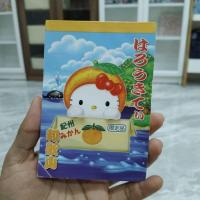 ราคา สมุดโน้ต Hello Kitty ที่มีธีมเป็นส้มมิคัง (Mikan) ซึ่งเป็นส้มที่มีชื่อเสียงจากจังหวัดวาคายามะ ประเทศญี่ปุ่น (43274423927)