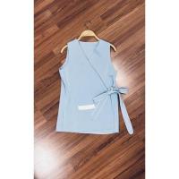 ราคา เสื้อแขนกุด สีฟ้า แบบป้ายผูกตรงเอว แต่งกระเป๋าสีขาว (20318410330)