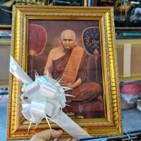 ราคา กรอบรูป ตั้งโต๊ะ พระ พระเกจิ หลวงพ่อเงิน 26x32 ซม. ใส่กรอบพร้อมกระจก เสริมฮวงจุ้ย ของขวัญ ของที่ระลึก ของชำร่วย (9115883085)