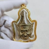 ราคา จี้พระเศียรปู่สิงห์สมิงพราย หลวงปู่กาหลงเขี้ยวแก้ว พุทธาภิเษก เลี่ยมกรอบทองไมคร่อนอย่างด (22942479034)