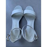 ราคา รองเท้า charles&keith มือสองของแท้ (10315850250)