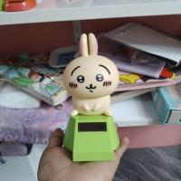 ราคา ตุ๊กตาพลังงานแสงอาทิตย์แบบส่ายหัวของตัวละคร Usagi (กระต่าย) จากซีรีส์ยอดนิยมเรื่อง "Chiikawa" (47051206596)