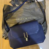 ราคา [PRELOVED] กระเป๋าสะพาย Charles & KEITH Navy (12081935247)
