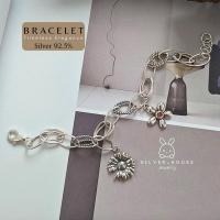 ราคา สร้อยมือเงินแท้ 92.5% ลายโซ่ห้อยจี้ดอกไม้แต่งพลอยแดงส้ม และดอกเดซี่ น่ารัก​มากๆค่ะ (52154778005)