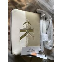 ราคา กระเป๋าสะพายสีขาวเขียวอ่อน 2tone Ck( Calvin klein) (21776042476)