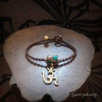 ราคา จี้โอมองค์พระพิฆเนศ กำไลข้อมือเชือกเทียนถัก ลูกปัดหินเนปาล พร้อมจี้ทองเหลืองอักษรโอม (7136386821)