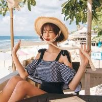 ราคา ส่งฟรี M,L,XL บิกินี่ ชุดว่ายน้ำ วันพีชสายเดี่ยว ผูกไหล่ แต่งระบายช่วงอก ลายสก็อตสีขาวดำ (2830157327)