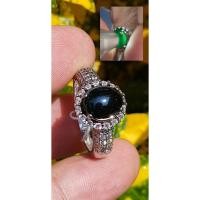 ราคา แหวน หยกดำ ส่องเขียว (Black jadeite) 1.59 กะรัต (Cts.) ดิบ ไม่ผ่านการปรับปรุง (Type A) (45608697716)