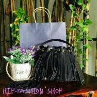 ราคา Free ems Zara Fringed messenger style bucket bag. กระเป๋าทรงขนมจีบหนังพียู (2195523)