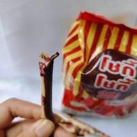 ราคา โชกี้โชกี้ ครีมรสช็อกโกแลตและรสนม 1แท่ง (29602430327)