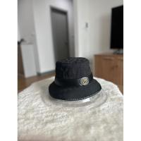 ราคา Gucci bucket hat สีดำ ปีกกว้าง สภาพดี ของแท้ (25831267733)