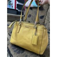 ราคา กระเป๋า Coach แท้ สีเหลืองมัสตาร์ด มีสายยาว 3 ช่องใช้งาน 1 ช่องซิบ ซิบ YKK ขนาด 10“x7.5"x3.5" (29173289897)