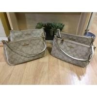 ราคา Coach pouch มือ1 แท้มีสายยาวคะ ราคาดีมาก (803850755)